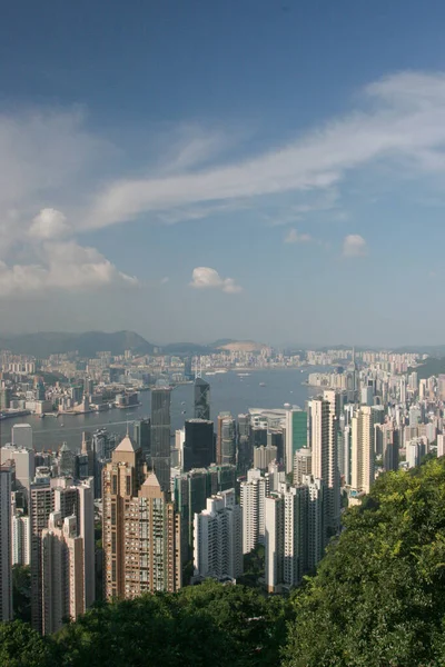 2005年7月16日高層ビルが建ち並ぶ港からの香港シティスカイライン — ストック写真