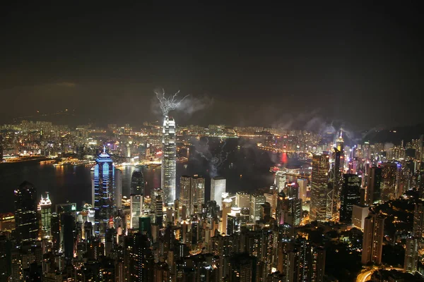 2005年7月16日香港晚上建筑物顶部的烟花 — 图库照片