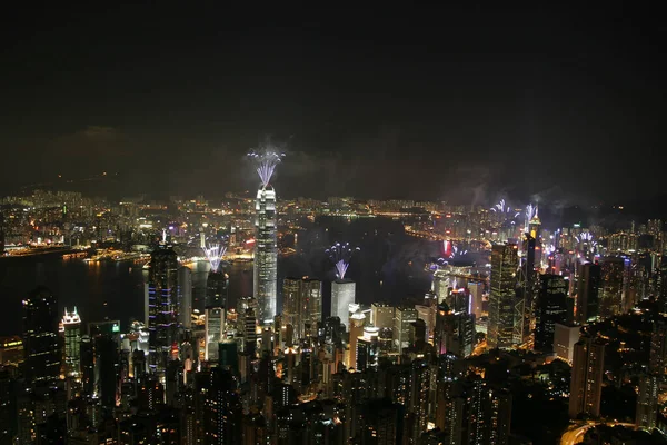 2005年7月16日香港晚上建筑物顶部的烟花 — 图库照片