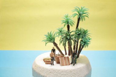 Mini Adam Young Coconut 'tan bir suçlunun silahını alıyor.