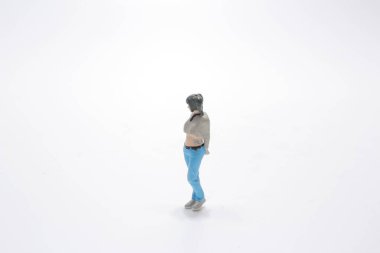 güvertede duran küçük kadın figürü