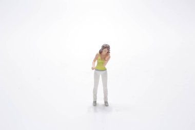 güvertede duran küçük kadın figürü