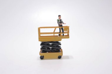 güvertede duran küçük kadın figürü