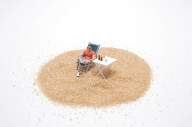 Mini Turist iskemlede oturuyor. 