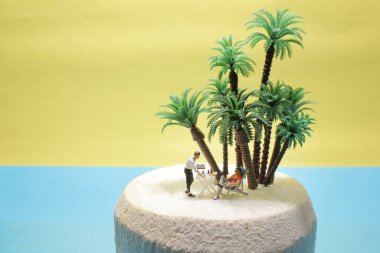 Mini Turist, Young hindistancevizi 'ndeki iskemlede oturuyor.