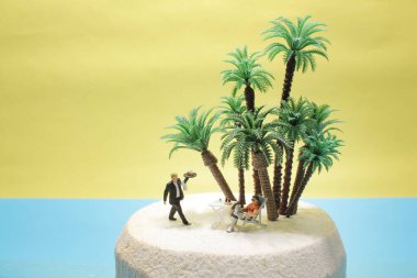 Mini Turist, Young hindistancevizi 'ndeki iskemlede oturuyor.