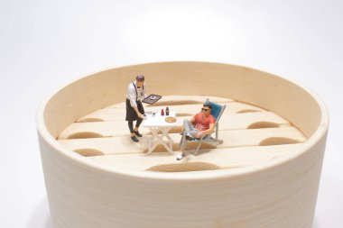 Çizgili plaj sandalyesinde figür sahası, Vapurda yaz kokteylleri