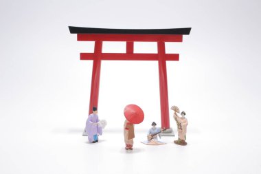 Geleneksel Japon kimonolu mini Asyalı kadınlar Shrine 'da