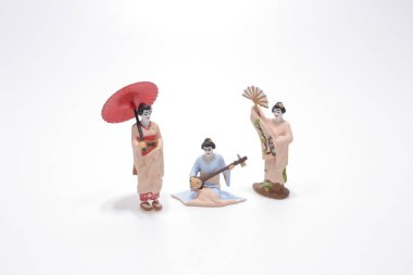 Geleneksel bir Japon gösterisi. Geleneksel beyaz ve kırmızı kimonolu aktrisler