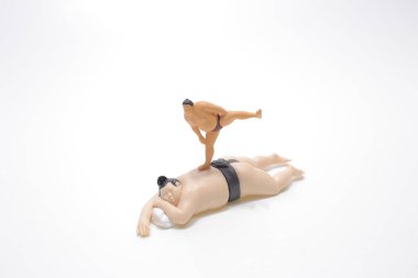 Sumo güreşçisi figürü geleneksel raflarda