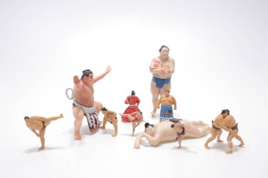 Sumo güreşçileri Sumo ahırlarında antrenman yapıyor.