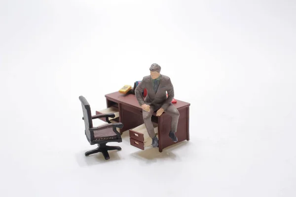 Mini Businessman Travaillant Sur Bureau — Photo