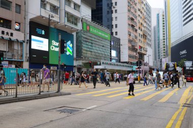 Hennessy Yolu 'nda yürüyen bir halk 3 Nisan 2021