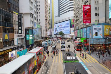 Hennessy Yolu 'nda yürüyen bir halk 3 Nisan 2021