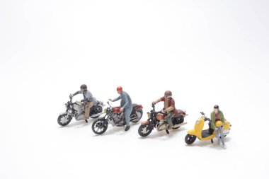 Mini figür montajda motosiklete biner. 