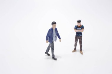 Beyaz arka planda iki küçük figür.