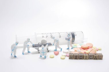 Küçük hasta ilaç, hap, kapsüller ile ayakta duruyor Sağlıklı ve ilaç konsepti.