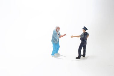 Mini polis yaşlı adamı yakaladı. Faul yaptı.