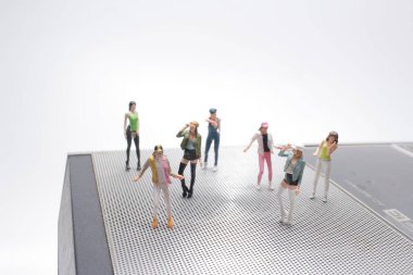 Müzik festivalinde dans eden mutlu bir kadın..