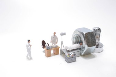 Mini hasta tıbbi tarayıcının içinde yatıyor. 