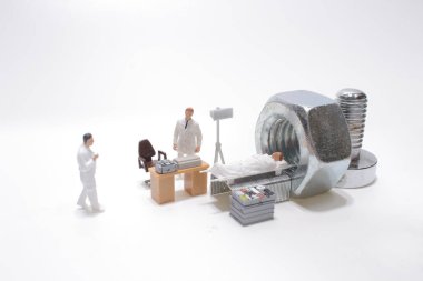 Mini hasta tıbbi tarayıcının içinde yatıyor. 