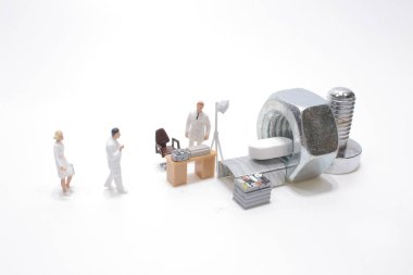 Tahtadaki tıbbi tarayıcının içinde yatan hap.