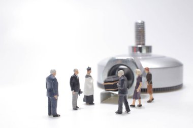 Krematoryumda cenaze töreni. Siyah elbiseli insanlar defin töreninde ağlıyorlar.