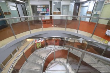 2 Nisan 2021. Hong Kong 'daki Fu Lee Loy alışveriş merkezinin yuvarlak merdivenleri.