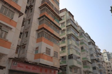 27 Mart 2021 Kentsel yenilenme altındaki eski apartman Kwa Wan 'a gidiyor.