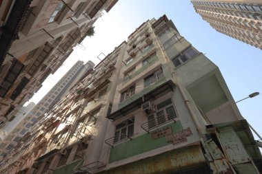 27 Mart 2021 Kentsel yenilenme altındaki eski apartman Kwa Wan 'a gidiyor.