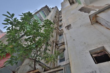 27 Mart 2021 Kentsel yenilenme altındaki eski apartman Kwa Wan 'a gidiyor.