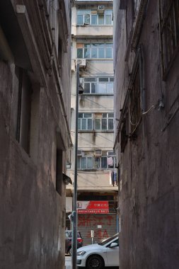 27 Mart 2021 Kwa Wan yerleşim bölgesi arasındaki ara sokak.