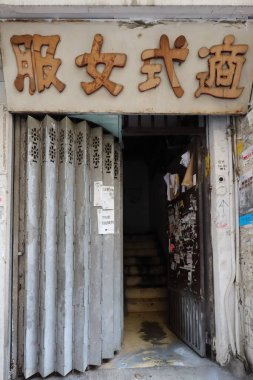 27 Mart 2021, Tong Lau merdiveninin altındaki tezgah.