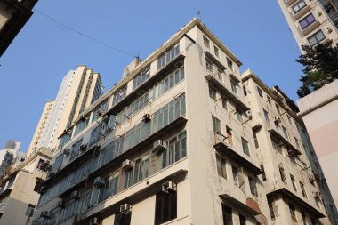 27 Mart 2021 'de Wing Kwong caddesindeki Kentsel yenilenme altındaki eski apartman Kwa Wan' a.