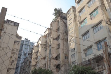 27 Mart 2021 'de Wing Kwong caddesindeki Kentsel yenilenme altındaki eski apartman Kwa Wan' a.