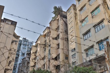 27 Mart 2021 'de Wing Kwong caddesindeki Kentsel yenilenme altındaki eski apartman Kwa Wan' a.