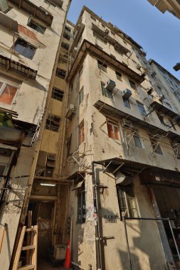 27 Mart 2021 'de Wing Kwong caddesindeki Kentsel yenilenme altındaki eski apartman Kwa Wan' a.