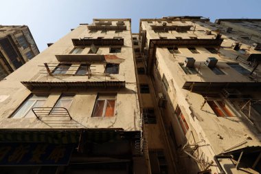 27 Mart 2021 'de Wing Kwong caddesindeki Kentsel yenilenme altındaki eski apartman Kwa Wan' a.