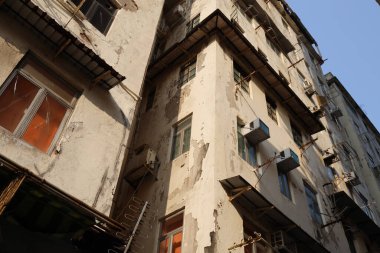 27 Mart 2021 'de Wing Kwong caddesindeki Kentsel yenilenme altındaki eski apartman Kwa Wan' a.