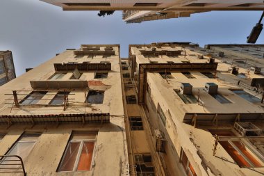 27 Mart 2021 'de Wing Kwong caddesindeki Kentsel yenilenme altındaki eski apartman Kwa Wan' a.