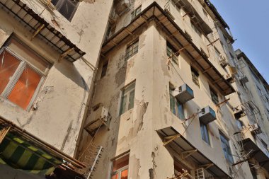 27 Mart 2021 'de Wing Kwong caddesindeki Kentsel yenilenme altındaki eski apartman Kwa Wan' a.