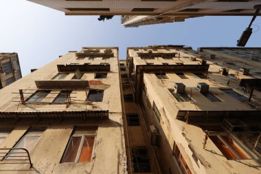 27 Mart 2021 'de Wing Kwong caddesindeki Kentsel yenilenme altındaki eski apartman Kwa Wan' a.