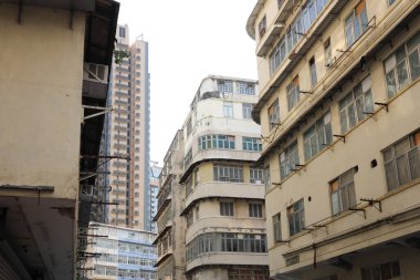 27 Mart 2021 'de Wing Kwong caddesindeki Kentsel yenilenme altındaki eski apartman Kwa Wan' a.