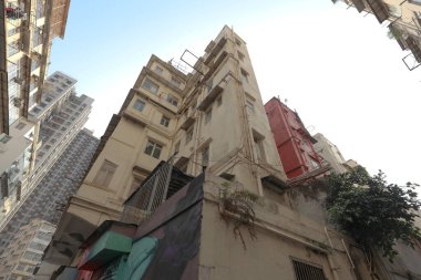 27 Mart 2021 'de Wing Kwong caddesindeki Kentsel yenilenme altındaki eski apartman Kwa Wan' a.