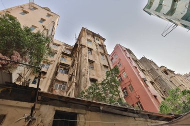 27 Mart 2021 'de Wing Kwong caddesindeki Kentsel yenilenme altındaki eski apartman Kwa Wan' a.