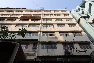 27 Mart 2021 'de Wing Kwong caddesindeki Kentsel yenilenme altındaki eski apartman Kwa Wan' a.