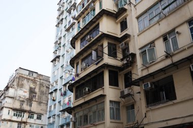 27 Mart 2021 'de Wing Kwong caddesindeki Kentsel yenilenme altındaki eski apartman Kwa Wan' a.