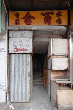 27 Mart 2021, Tong Lau merdiveninin altındaki tezgah.