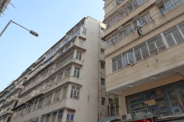 27 Mart 2021 'de Wing Kwong caddesindeki Kentsel yenilenme altındaki eski apartman Kwa Wan' a.