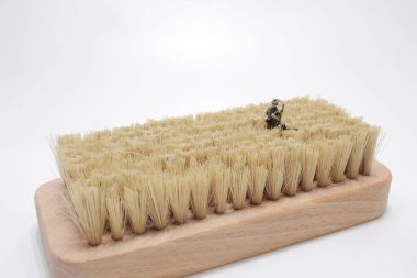 Avcı tüfeğiyle ateş ederken küçük bir figür.